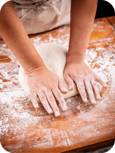 Alt text esempi Guests preparing fresh handmade pasta during a cooking class in Umbria